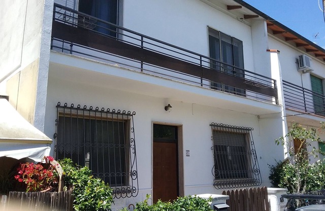 KÖSTLICHES HAUS AUF ZWEI STOCKEN IN DER NÄHE DES MEERES