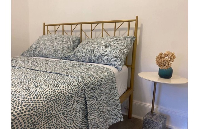 Delightful Entire 2 Bed-room Apartment ~ Walking to train for NYC