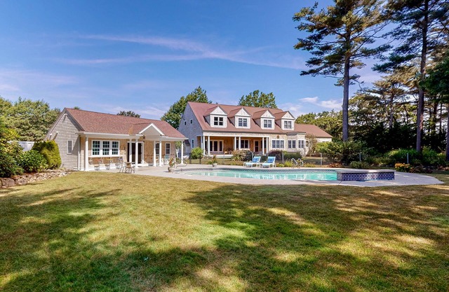 Delightful escape with private pool, horseshoe pit, home gym, fast WiFi & grill
