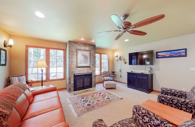 Delightful getaway near the lake & hiking with fast WiFi, full kitchen, & W/D