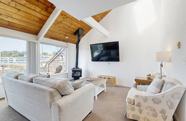 Delightful Harbor Perch Near Town W/ Shared Pool/Hot Tub & Private Balcony
