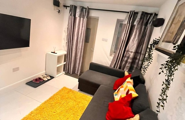 Delightful holiday home away from home, wetroom, UFH, garden/parking, local park