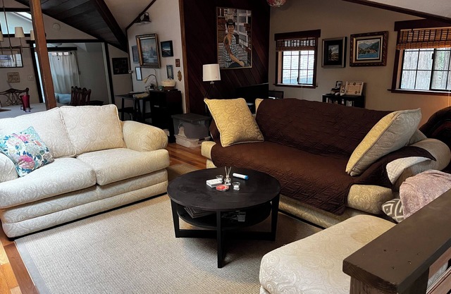 Delightful house among the redwoods with WiFi in charming Forestville