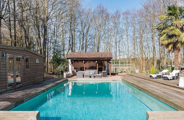 Delightful lodge located in the middle of Sharsted Wood near Canterbury with a pool!