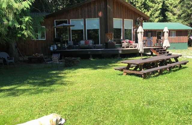 Delightful lodge with WiFi in the heart of Bull River- 5 bedrooms available,