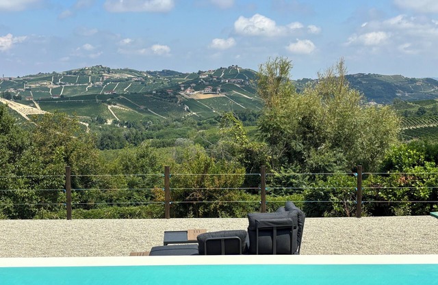 Delightful Restored Farmhouse with Infinity Pool, AC & Wifi in Langhe, Piemonte