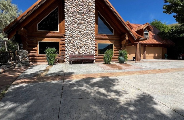 Delightful retreat Log Home in Horseshoe Bend, ID