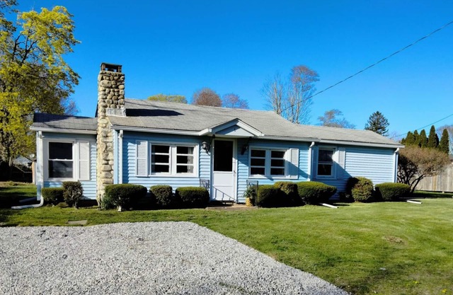 Delightful retreat in the heart of Old Saybrook. Summertime bliss!