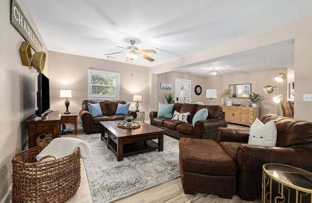 Delightful, Spacious 4BR/2BA close to Shem Creek!
