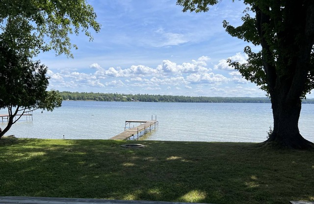 Delightful sunny beachfront cottage with fire pit 4 min to Concerts!