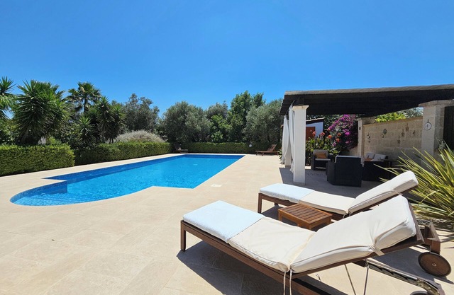 Herrliche Landvilla mit privatem Pool in einem schönen Garten.