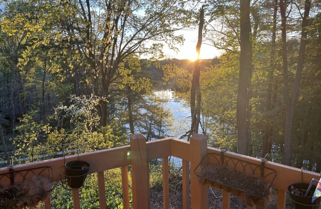 Dells area pet-friendly lake house w/HOT TUB! (and boat avail.)