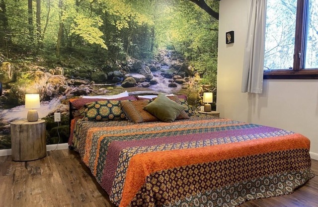 Dells Secret Cottage - Huge Private Yard, Minutes to downtown Wisconsin Dells