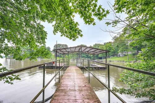 Delma's Haven in Cadiz - Deck & Lake Access