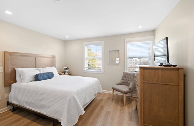 Deluxe 1 Queen Bed Oceanview Hideaway