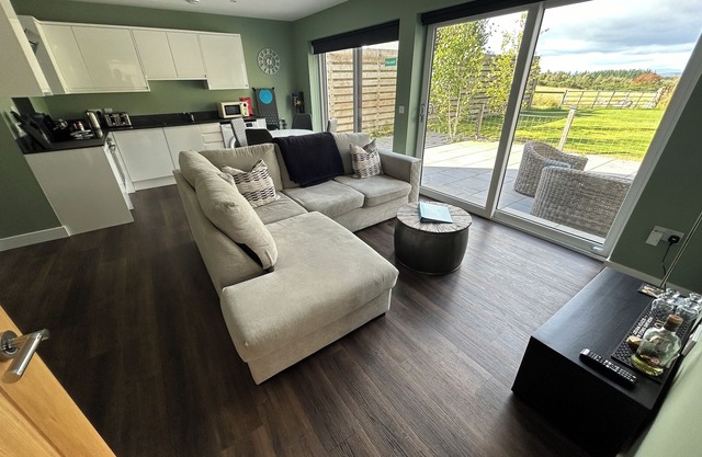 Deluxe 2 bed en-suite, stunning views, parking