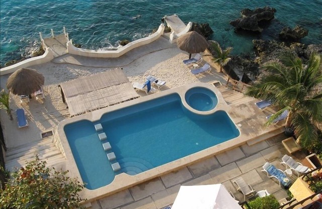 Deluxe 2BR / 2BA Oceanfront Condominium mit eigenem Whirlpool