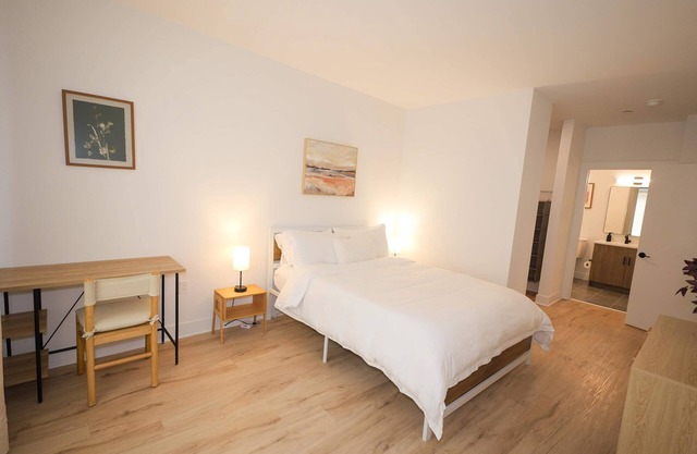 Deluxe 2BR - Parking, Gym, Kids Room, and Wifi