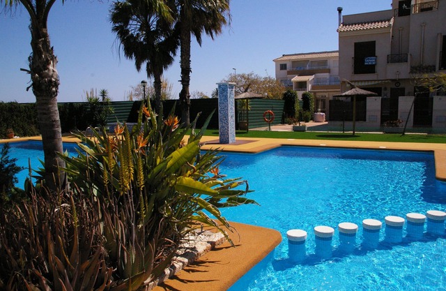 Deluxe 3-Bett-Villa mit 2 Bädern, WLAN, UK-TV, Pool, lokale Annehmlichkeiten