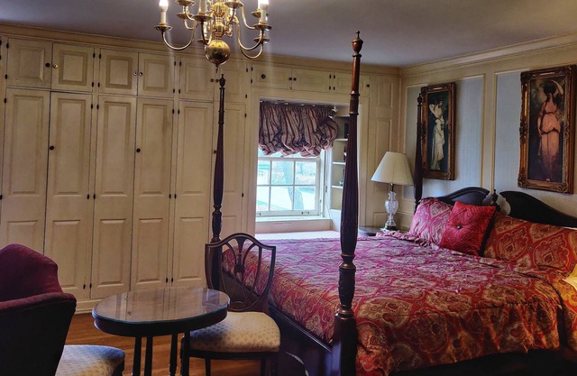 Deluxe 3 King Beds -Private Bathrooms - Antique Style Rooms - Montague Inn