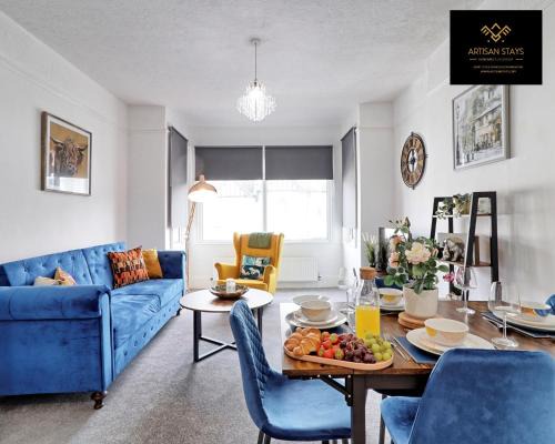 Deluxe Apartment in Southend-On-Sea by Artisan Stays I Weekly or Monthly Stay Offer I Free Parking I Sleeps 4