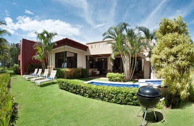 Deluxe Beach Front Luxus Villa - Private Pool in Gated Community!