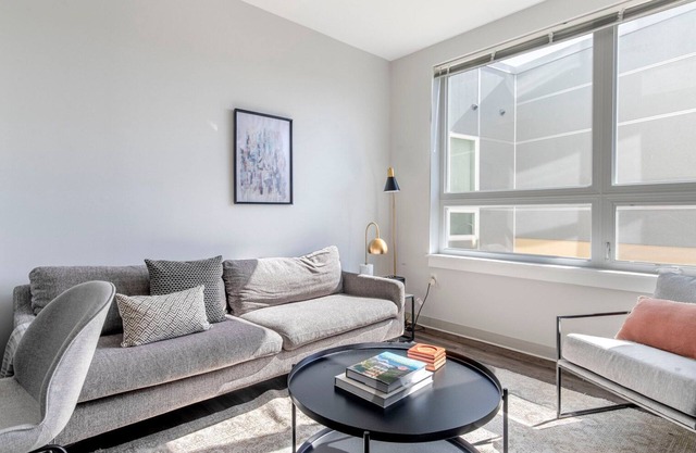 Deluxe Brighton 2BR w/ Gym, Pool, Concierge & Doorman, by Blueground