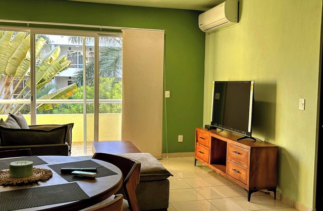 Deluxe condo, pool, BBQ, terrace, gated community, security 24/7. Location