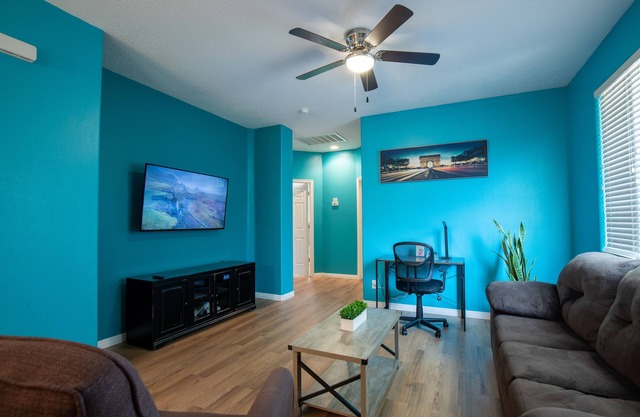 Deluxe Condo with KING Size Bed