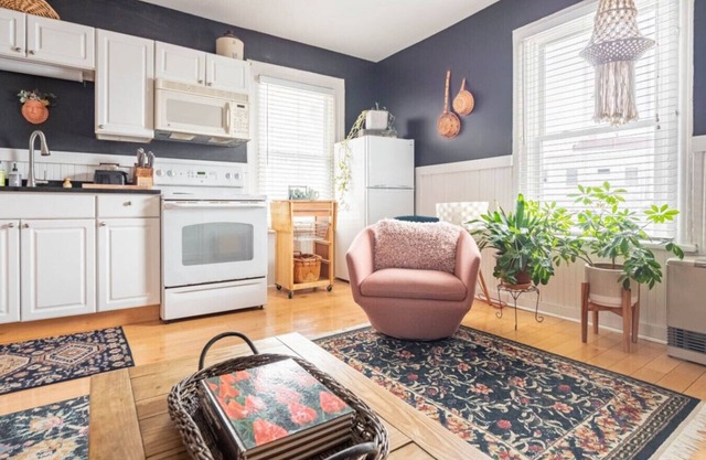 Deluxe Cute Apt | 1min Walk Restaurants + Shops