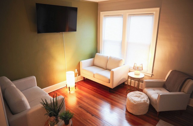 Deluxe Duplex by Detroit Riverfront – Steps from Biddle Ave Dining & Nightlife