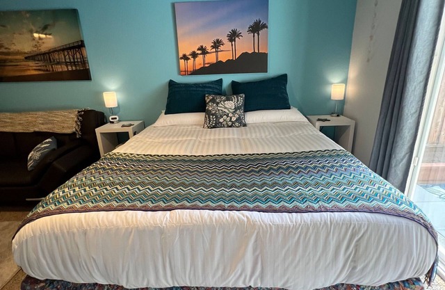 Deluxe Guest Suite w/ private yard, king bed, sofa bed, desk, next to a park!