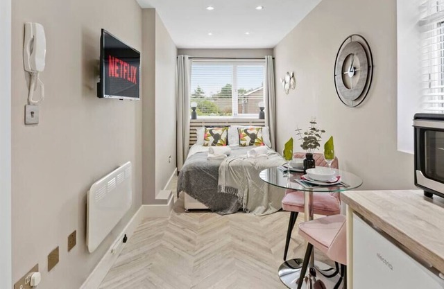 Deluxe Heathrow Studio (Flat 5) - Parking