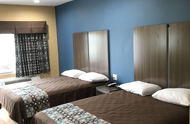 Deluxe Inn & Suites Baytown