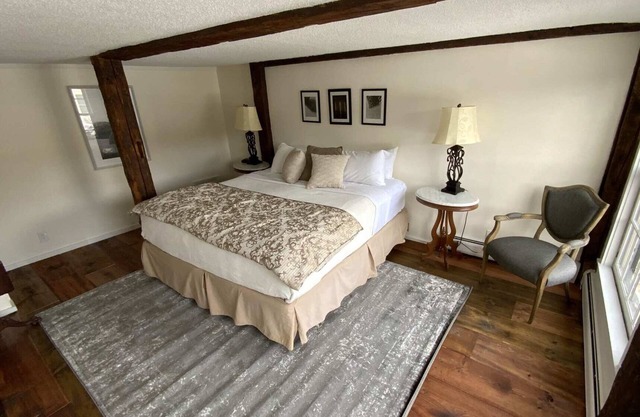 Deluxe King Suite, Living Room w/sofa bed & fireplace