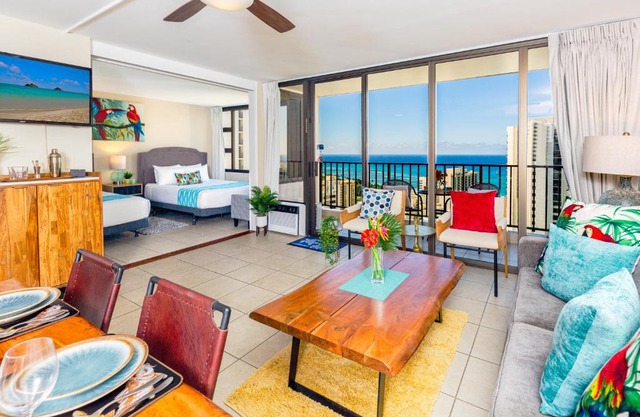 Deluxe Living in Waikiki - Ocean View Condo with Parking