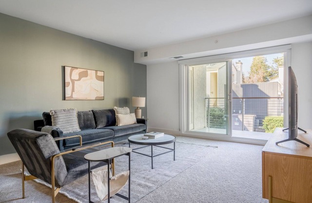 Deluxe Menlo Park 2BR w/ Gym, Pool & W/D, nr VC firms, by Blueground