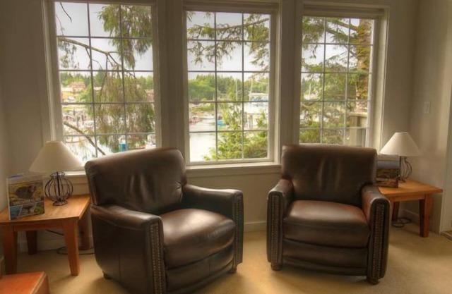 DELUXE ONE BEDROOM KING SUITE + OUTDOOR SOAKER TUB ON PATIO