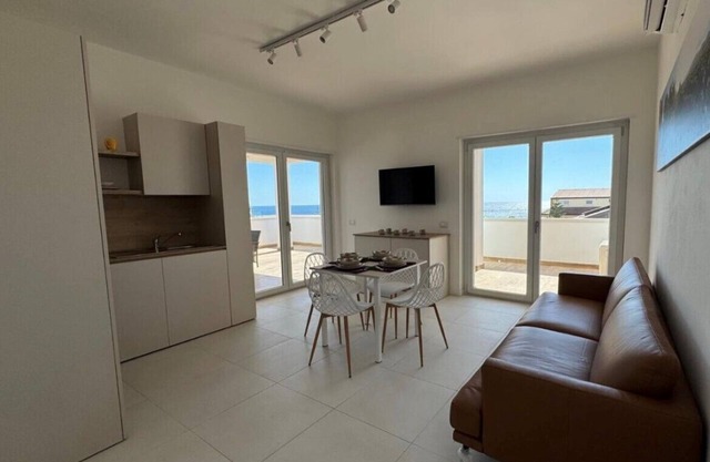 Deluxe Penthouse 2 Bed + S-Sofa. Exclusive access to the roof terrace/whirlpool.