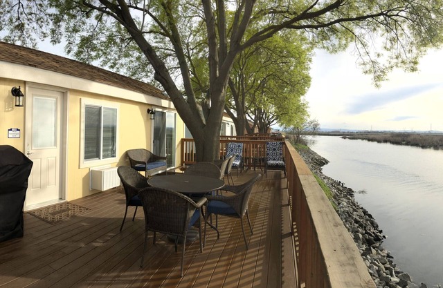 Deluxe "Riverside" Ferienwohnung in einem privaten Yachthafen im kalifornischen Delta