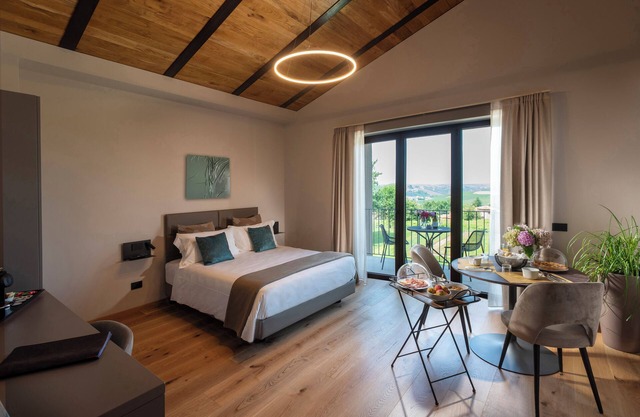Deluxe Room 102, with balcony - Relais PQlin & Winery.