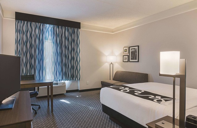 Deluxe Room Near UCF w/ Breakfast & Pool – Ideal for Orlando Park Exploration