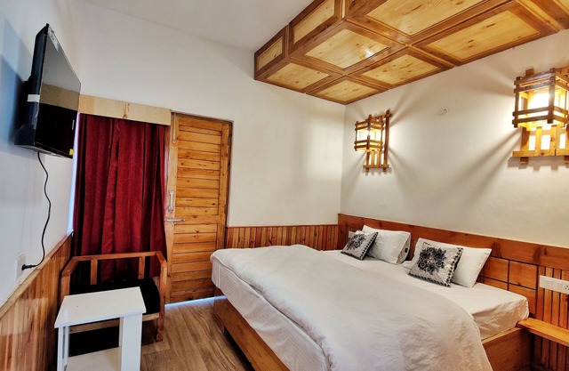 Deluxe Room | w/ King Size bed View, Balcony, Bonfire, Food, Mountain Vie