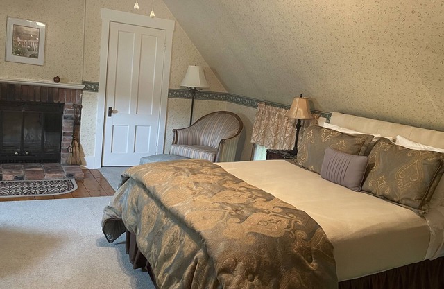 Deluxe Room with Fireplace Room 2