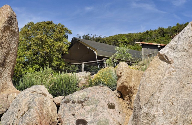 Ecolodge und Schwimmbad inmitten der Natur