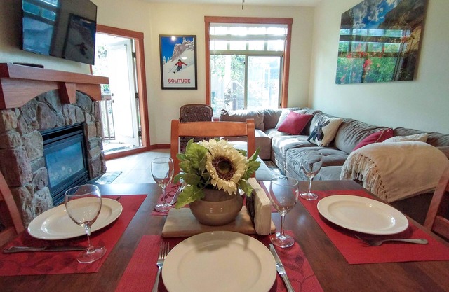 Deluxe Solitude Ski in/out 2bed/2bath Condo