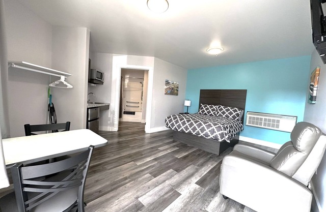 Deluxe Studio, ADA Accessible - Quiet & Safe