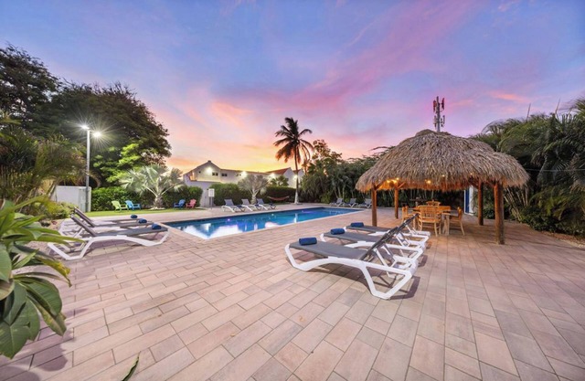 Deluxe Studio w/ King Size Bed & Sofa - Large Pool