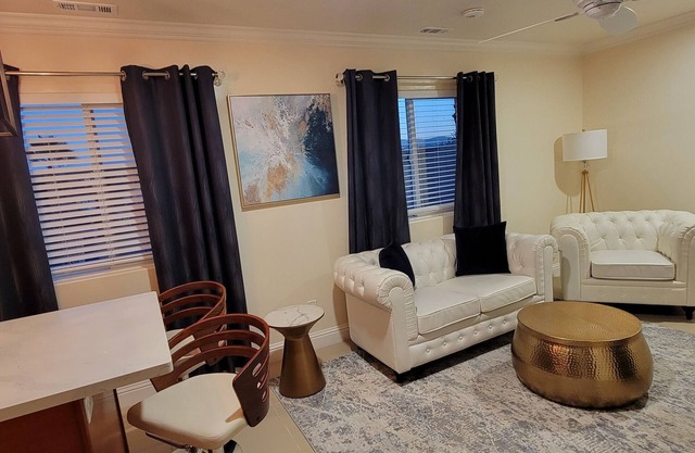 Deluxe Suite for Two, just minutes to Carmel.