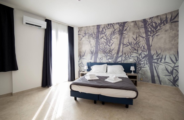 Deluxe Suite 1 mit Gemeinschaftspool und Privatem Balkon